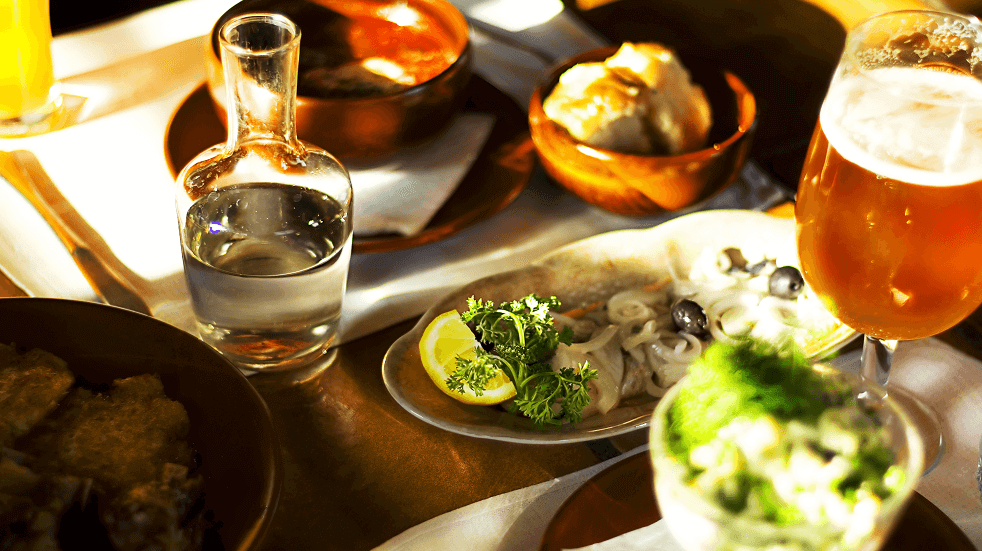 pub lunching glass beer plate food